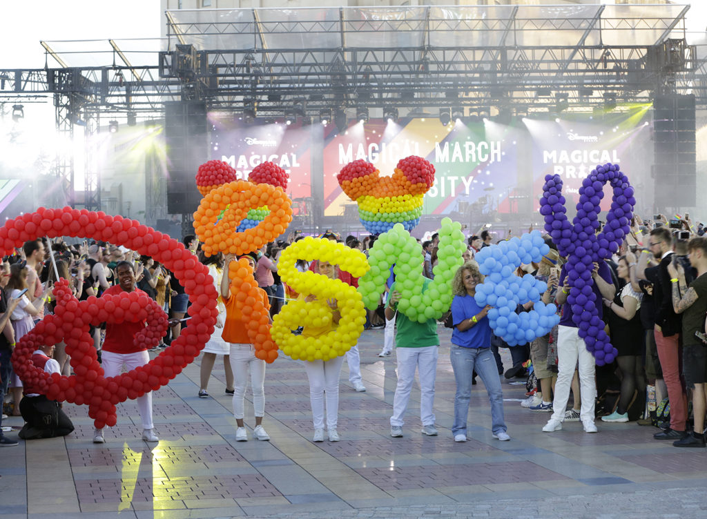 Le logo Disney aux couleurs de la Magical Pride dans le Parc Walt Disney Studio