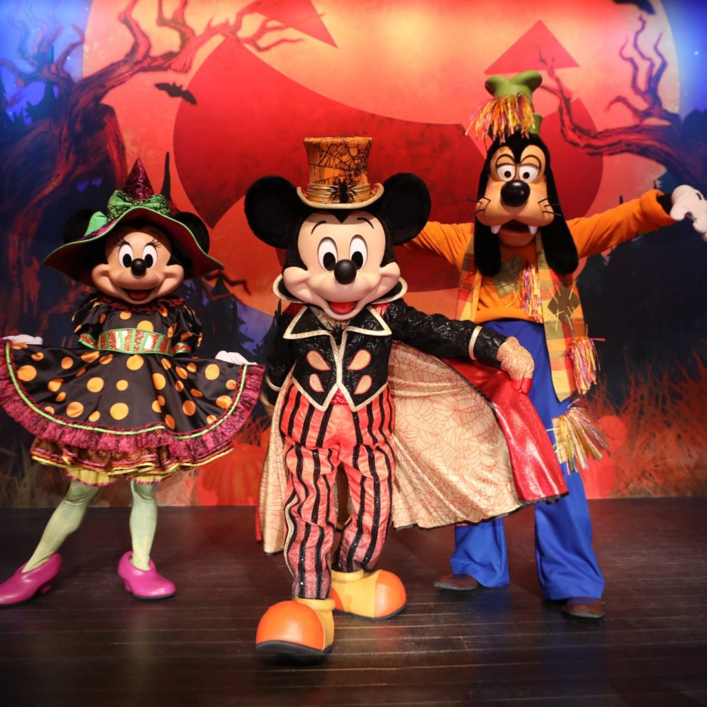 Minnie, Mickey et Dingo dans un Point Selfie spécial Halloween à Disneyland Paris
