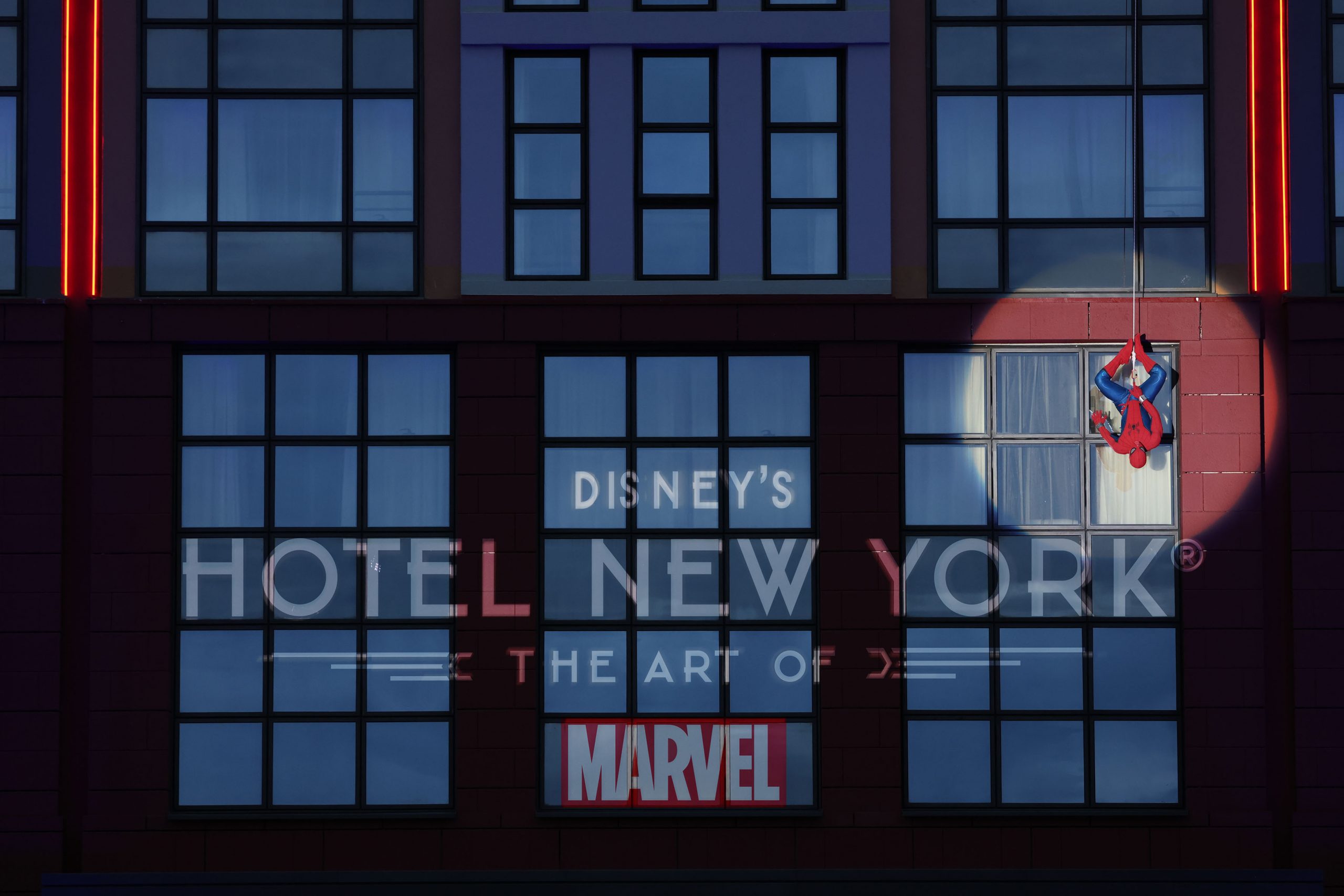 Disneyland Paris inaugure le premier hôtel au monde dédié à l’art MARVEL : Disney’s Hotel New York – The Art of Marvel