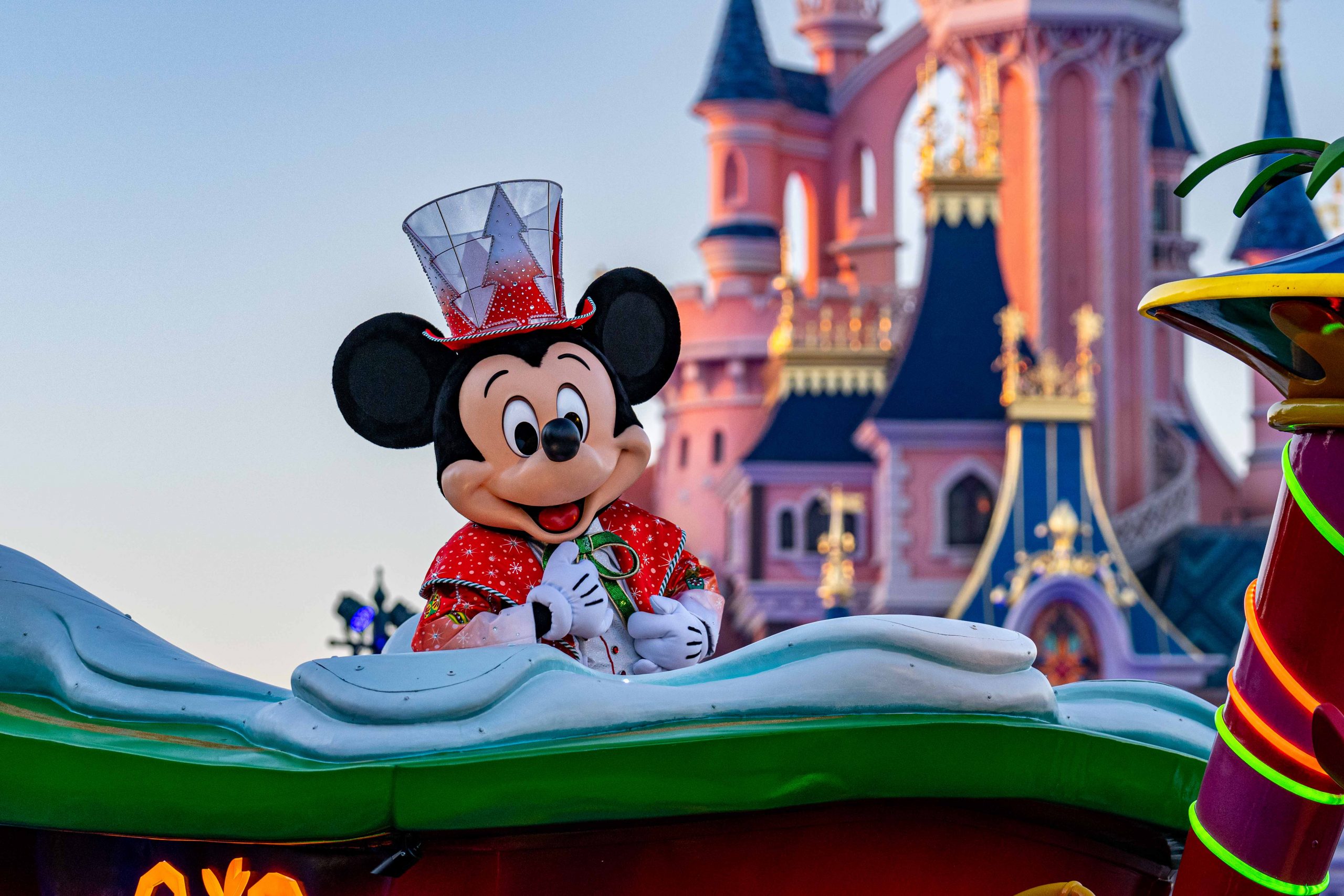 Disneyland Paris inaugure sa magique saison de Noël et sa nouvelle Parade étincelante en 