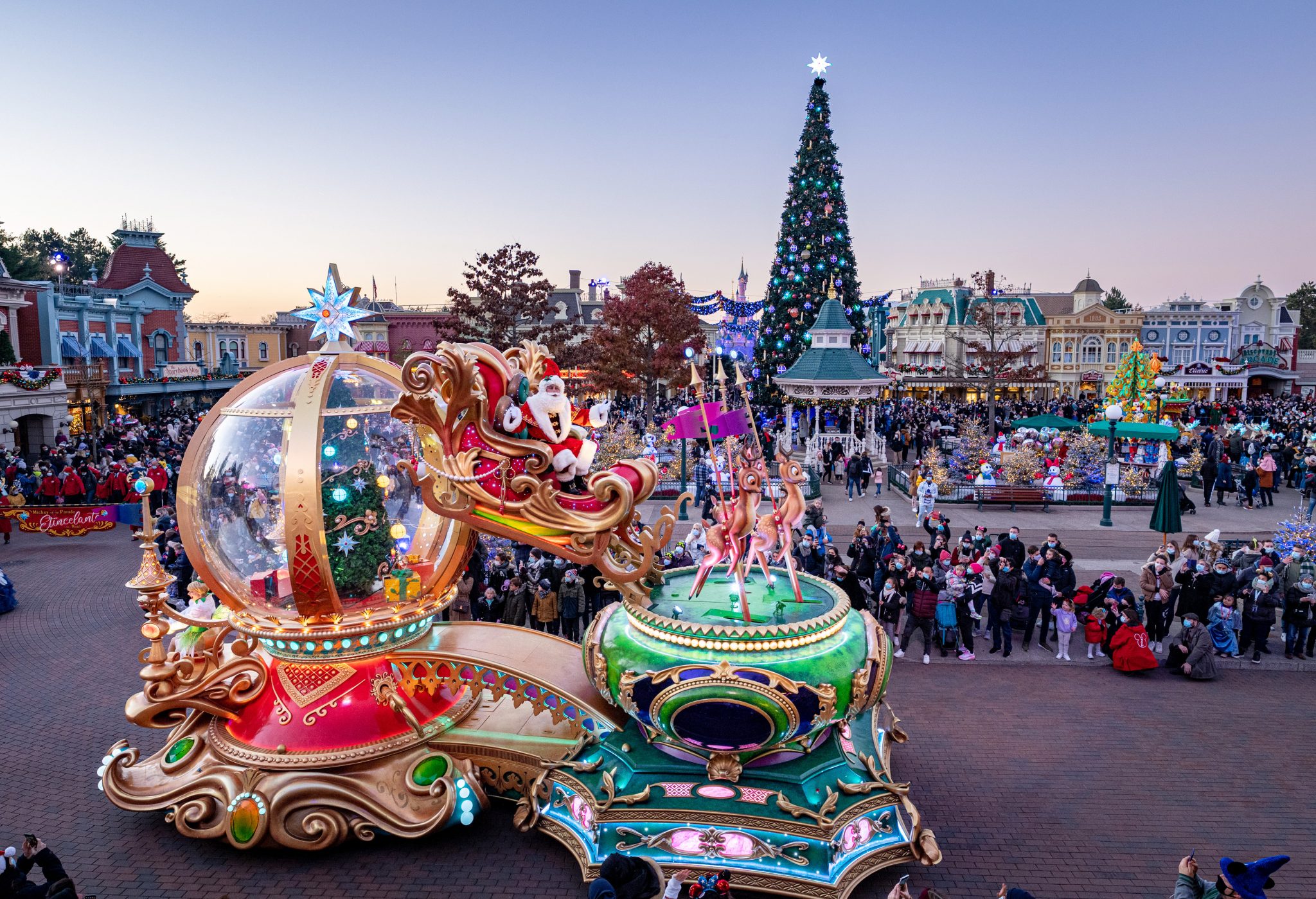 Estreia de novo desfile traz a magia ao natal da Disneyland Paris