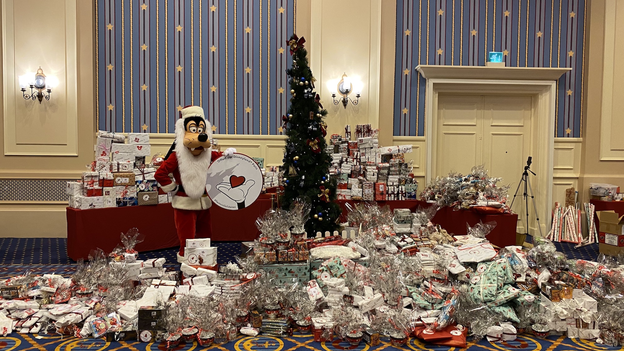 Les Disney VoluntEARS emballent 3600 cadeaux de Noël pour des enfants hospitalisés
