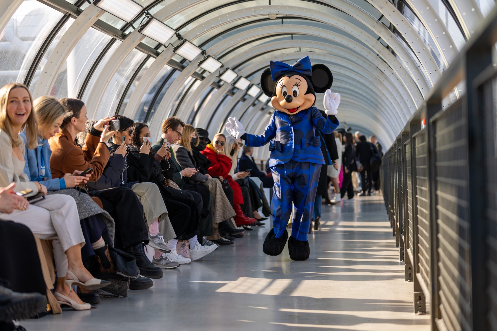 MINNIE MOUSEâS NEW PANTSUIT, DESIGNED BY STELLA MCCARTNEY - DisneylandParis News