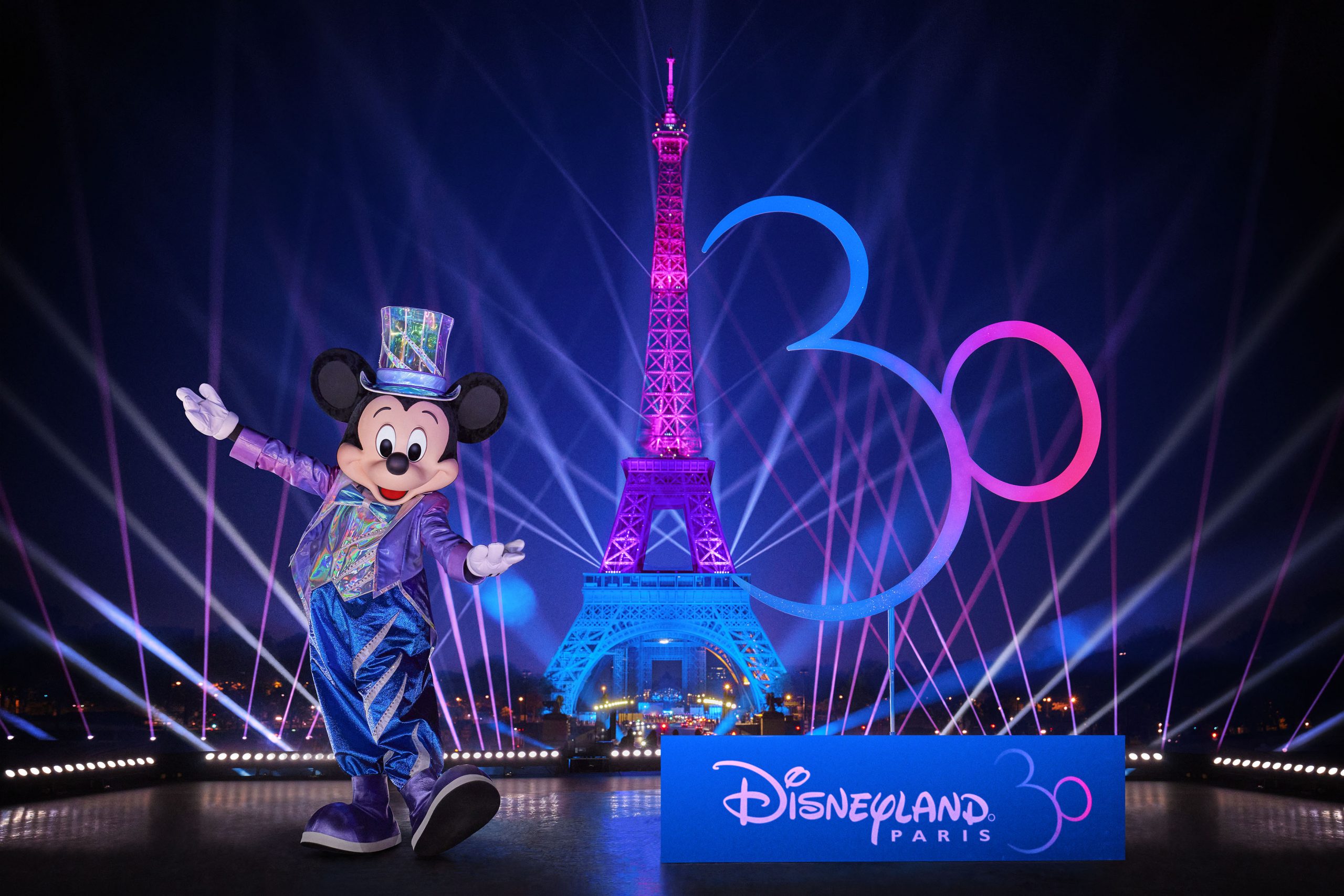 Mickey Lights Up the Eiffel Tower for the 30th Anniversary of Disneyland Paris