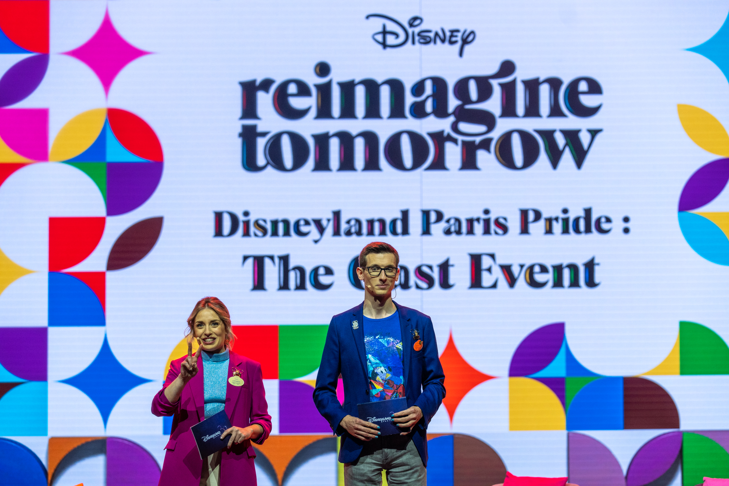 Cast Members se reúnem em evento LGBTQIA+ da Disneyland Paris
