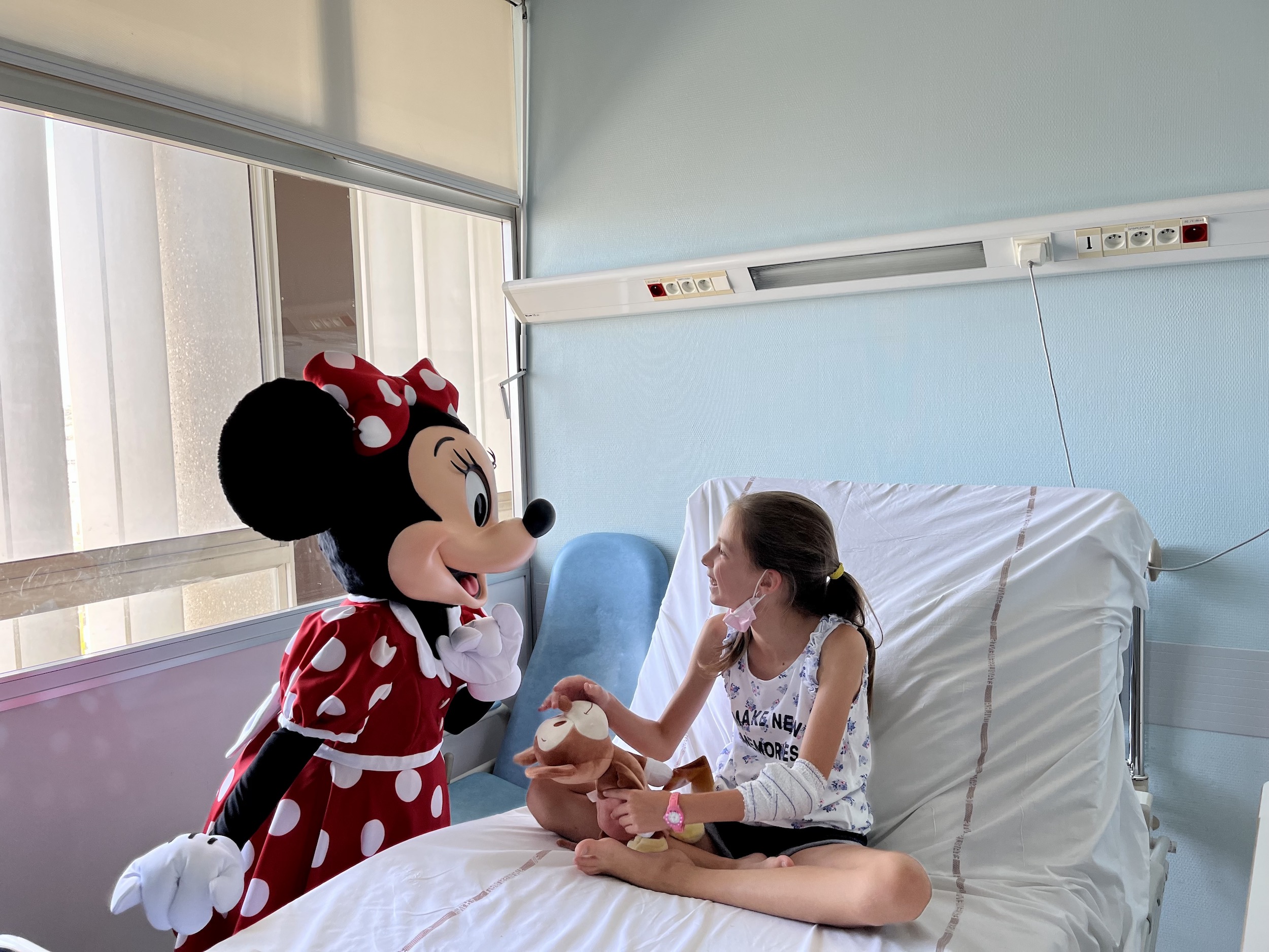 Mickey et Minnie rendent visite aux enfants de l’hôpital de La Timone à Marseille￼