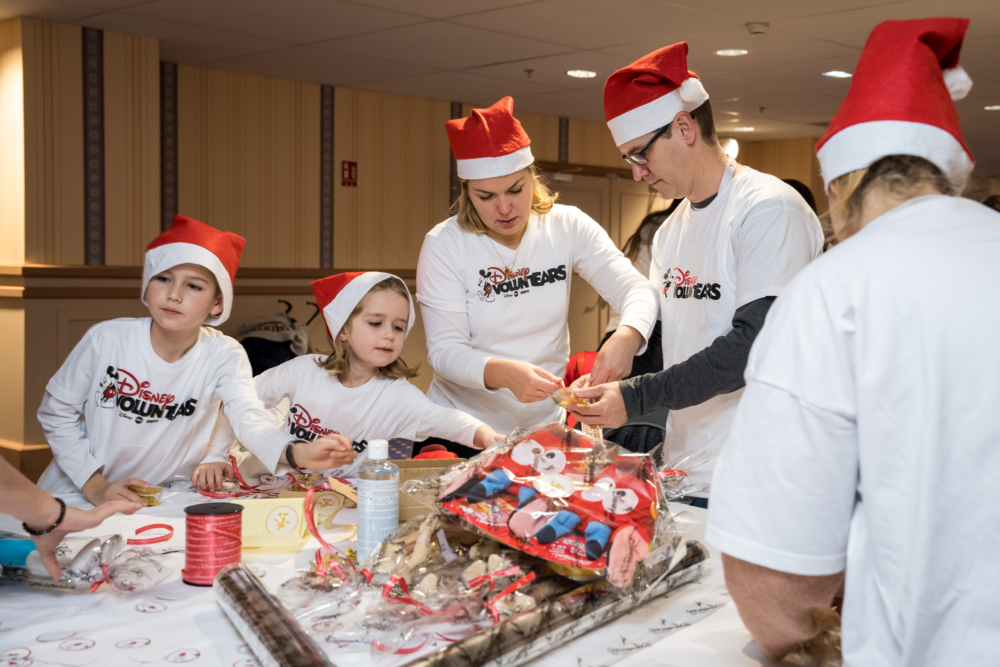Les Disney VoluntEARS emballent 2600 cadeaux de Noël récoltés pour les enfants des hôpitaux￼