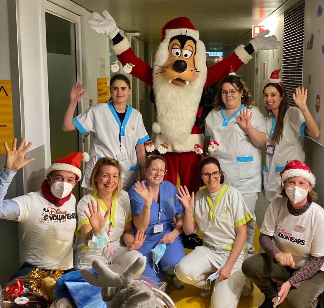 Disneyland Paris apporte la magie de Noël aux enfants hospitalisés